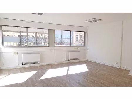 location bureau 2 pièces 50 m² à marseille 2 (13002)