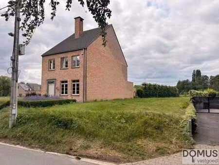 terrain constructible de 584 m² dans un quartier résidentiel