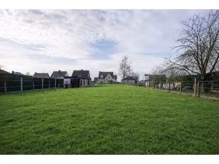 vrijstaande villa met paardenstallen en weide.