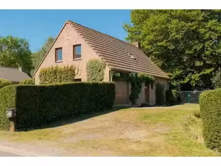 jolie maison jouissant d'un jardin idyllique  au calme