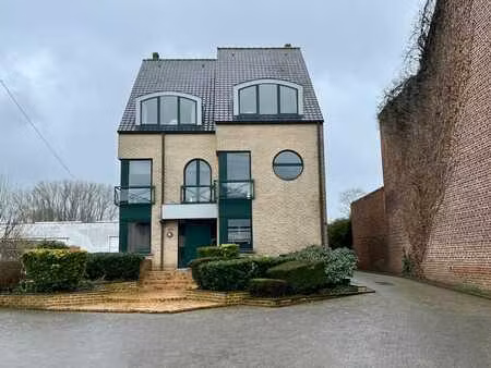 immeuble de 5 appartements et 6 garages