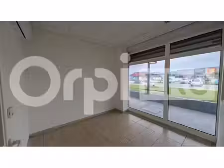 location commerce cayenne 97300 120m²