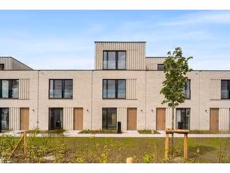 volledig afgewerkte nieuwbouwwoning met 5 slaapkamers en ...