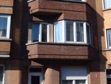 dans un petit immeuble grand appartement 1 chambre
