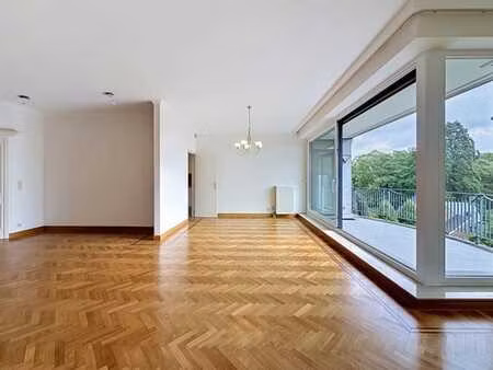 appartement de standing rénové avec terrasse
