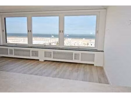 appartement face à la mer à knokke albertplage  rénové.