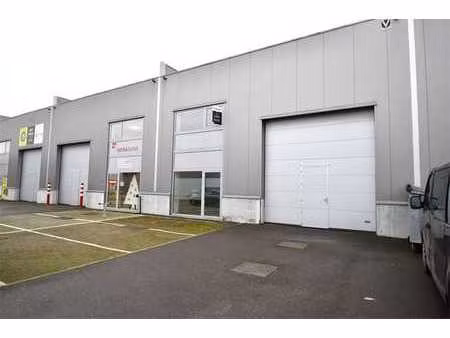 ruime opslagruimte in industrie-zone te ruiselede.