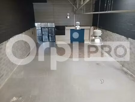 location commerce nimes 30900 310m²