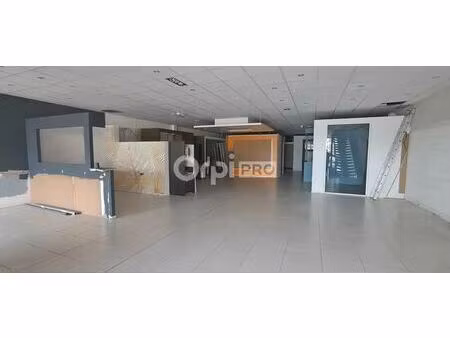 location commerce lons 64140 325m²