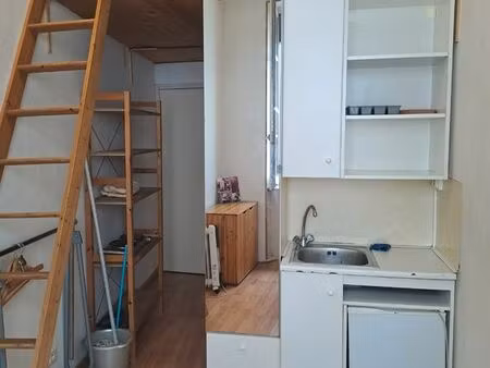 petite studette meublée métro hôtel de ville
