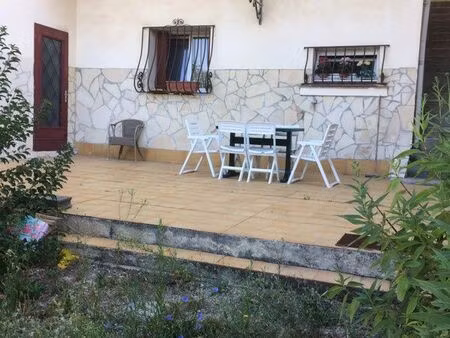 t2 meublé bas de villa entrée indépendante. avec grande terrasse et jardinet