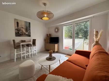 vannes – superbe t1 meublé entièrement rénové avec terrasse  parking et cellier