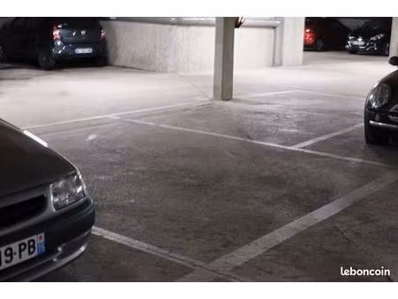place de parking 15 m²