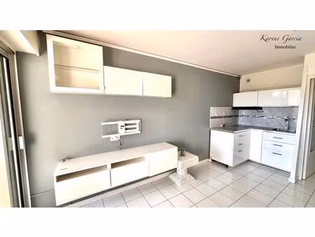 bandol - proximite centre ville et commerces - studio 24 m² - parking privatif
