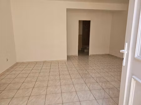 biver  joli t3 de plan pieds avec 1 place de parking privative