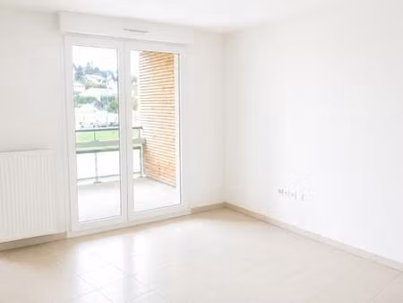 appartement t2 avec balcon et parking à launaguet