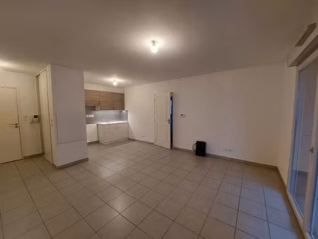 location appartement 2 pièces 47 m² à lyon 8 (69008)
