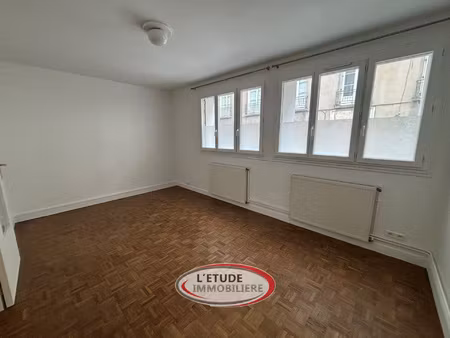 nantes/quartier dobrée. t2 à louer avec une chambre et une c