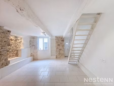 a vendre maison rénovée en pierre de 81 m² sur deux niveaux proche du centre-ville de cond
