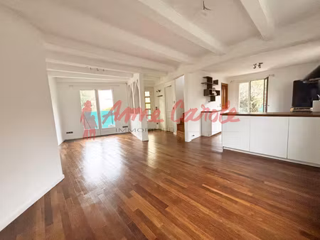 maison d'environ 100 m2 édifiée sur terrain de 137 m2
