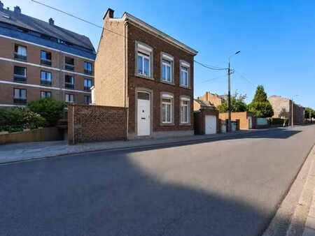 maison pleine de charme idéalement située  beau potentiel !