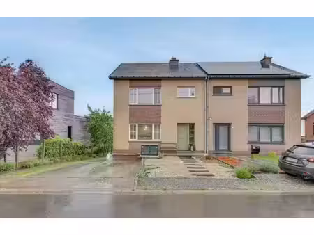 grande maison multifamiliale avec deux appartements