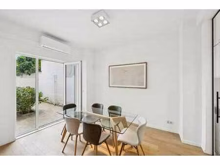 rez-de-chaussée de ± 67 m² avec cour privative
