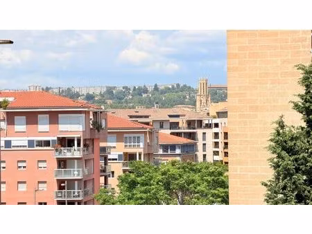 aix centre t3 lumineux et traversant avec extérieur