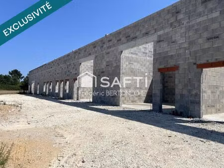 bâtiment industriel non fini implanté dans une zone industrielle dynamique.