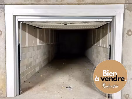 garage double fermé de 30 m² en sous-sol sécurisé.
