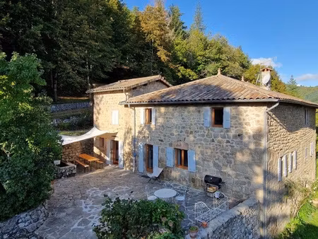 demeure en pierres avec grand terrain (3 5 ha)