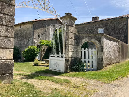 maison en pierre  très spacieuse et avec beaucoup de charme