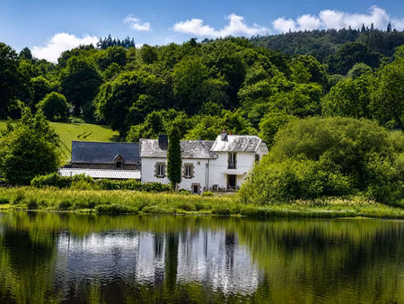 morbihan. superbe maison au bord de l'eau offrant une vue panoramique sur le blavet  près 