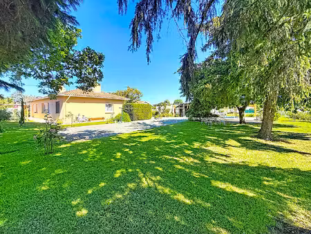 villa de plain-pied entièrement rénovée et au calme absolu sur un magnifique terrain de 17