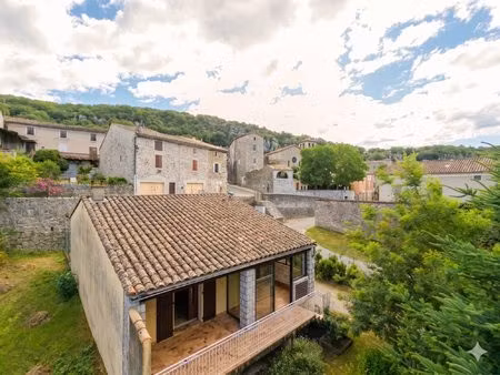 maison plain pied individuelle dans village historique