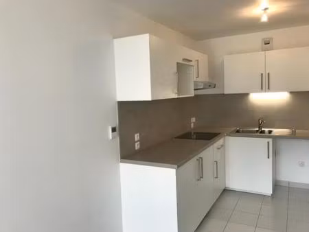 t2 avec balcon et parking à noisiel