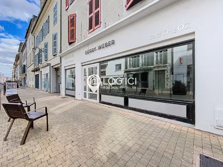 à louer local commercial avec cave et parking en plein coeu