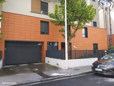 loue garage à montplaisir