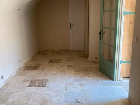 loue local 22m2 cucuron