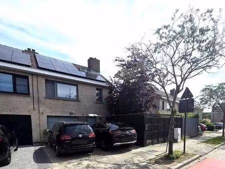 maison trois façades dans un quartier résidentiel à vilvord