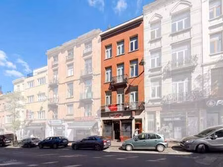 une maison de commerce et de rapport avec bâtiment arrière