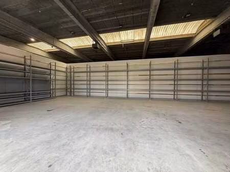entrepôt de stockage avec rayonnages  namur