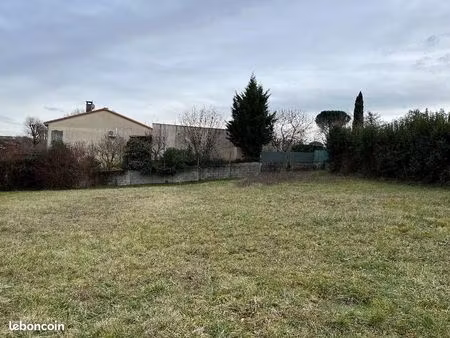 terrain 610 m² salies