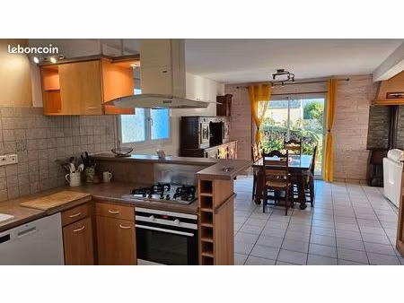 a l'année -appartement meublé dans maison particulière -ile grande