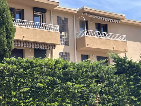 sanary sur mer: t2 43 m2 dernier étage avec balcon  parking 