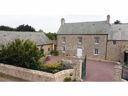 entre terre et mer  grande maison de caractère en pierre - pirou