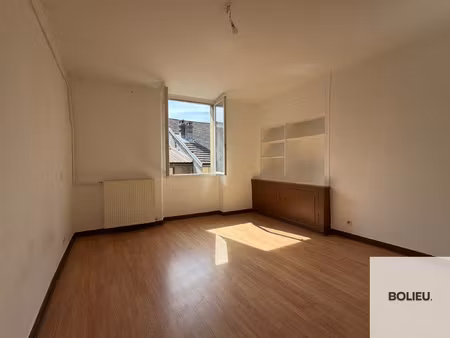 immeuble avec appartements et local à belley