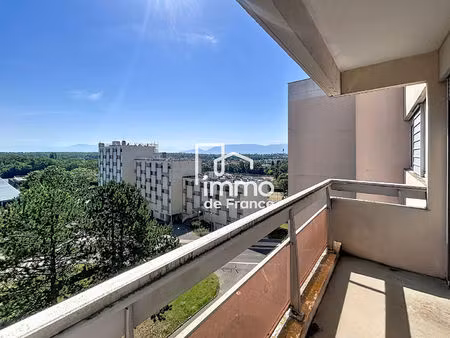 studio avec balcon au centre de st genis
