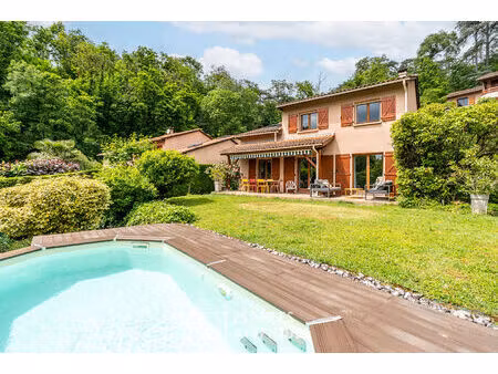 maison familiale au calme dans un écrin de verdure