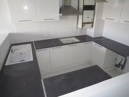 appartement t2 avec petit balcon et parking privatif en sous-sol